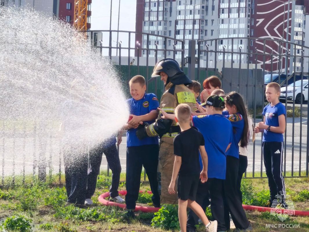 Профессия спасателя и пожарного - не просто работа, а призвание, требующее отваги, выдержки и самоотдачи Профессия спасателя и пожарного - не просто работа, а призвание, требующее отваги, выдержки и самоотдачи