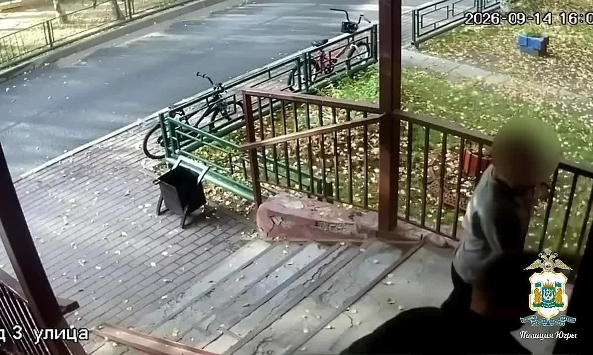 Местный пьяница зашел в подъезд выпить и нашел для себя сокровища