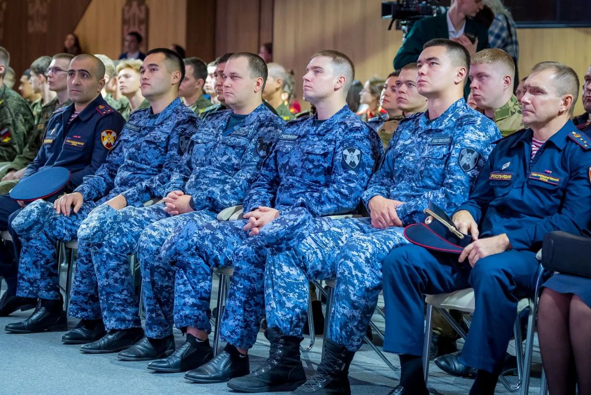 В Югре представили издание к 10-летию окружного управления Росгвардии В Югре представили издание к 10-летию окружного управления Росгвардии
