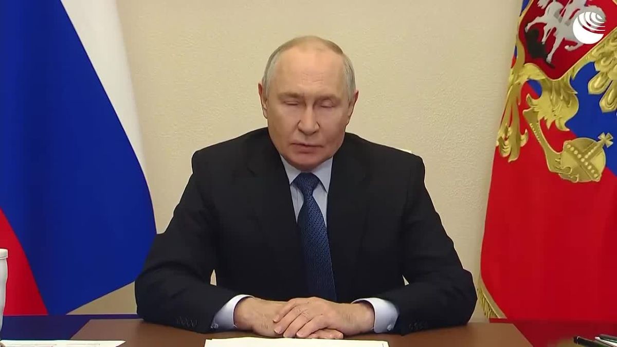 Противник пытался помешать выборам в Госдуму, но очереди на участках говорили о том, что запугать россиян невозможно, заявил Владимир Путин