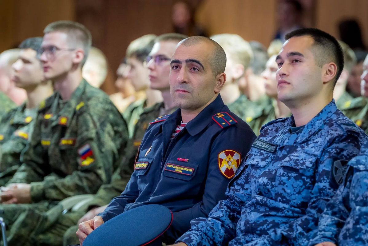 В Югре представили издание к 10-летию окружного управления Росгвардии В Югре представили издание к 10-летию окружного управления Росгвардии