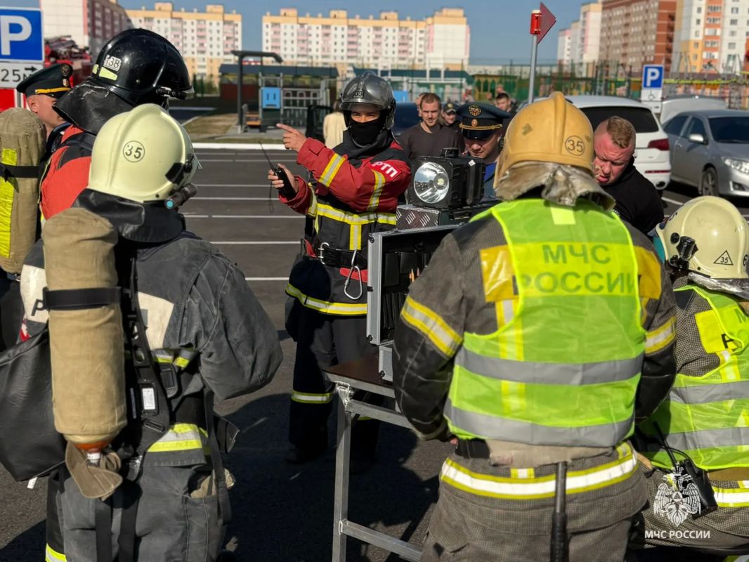 Пожарные Лянтора провели учения в высотном здании Пожарные Лянтора провели учения в высотном здании