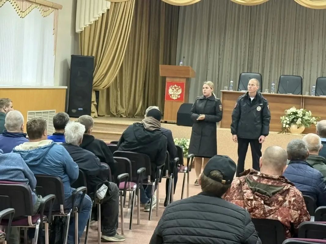 Сотрудники Госавтоинспекции напомнили водителям школьных автобусов о правилах организованной перевозки группы детей Сотрудники Госавтоинспекции напомнили водителям школьных автобусов о правилах организованной перевозки группы детей
