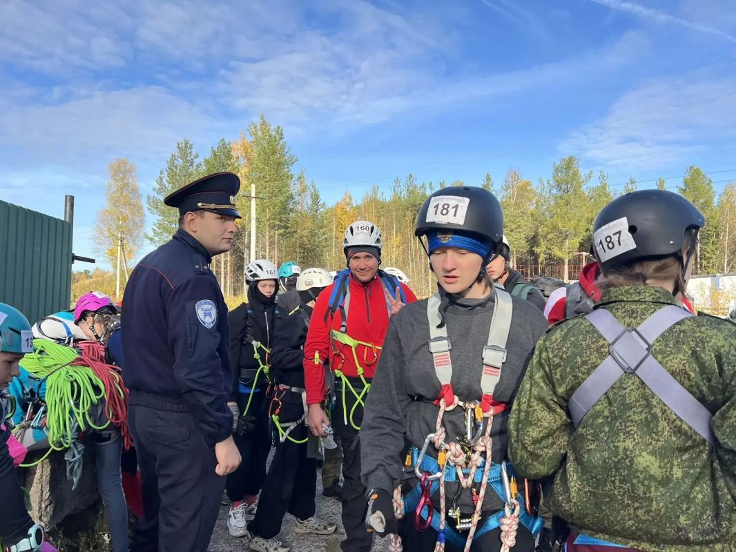 В Нягани завершились окружные соревнования «Школа безопасности», в которых приняли участие 17 команд из 14 муниципалитетов Югры В Нягани завершились окружные соревнования «Школа безопасности», в которых приняли участие 17 команд из 14 муниципалитетов Югры