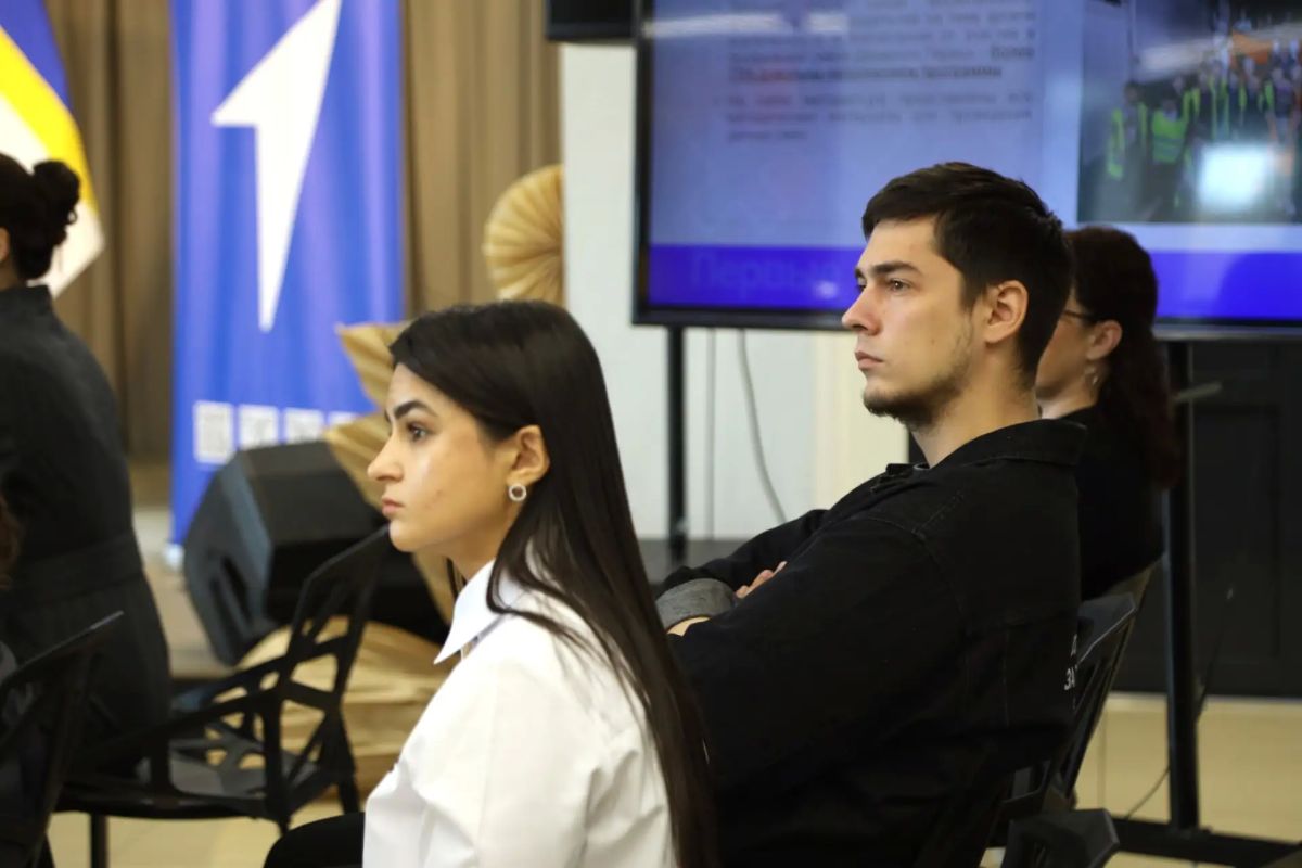 Глава города Дмитрий Кощенко провел заседание Координационного совета по взаимодействию с Общероссийским движением детей и молодежи «Движение первых» Глава города Дмитрий Кощенко провел заседание Координационного совета по взаимодействию с Общероссийским движением детей и молодежи «Движение первых»