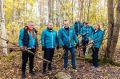 Экология — общая забота: субботник на Комсомольском озере в Нижневартовске объединил волонтёров разных предприятий города