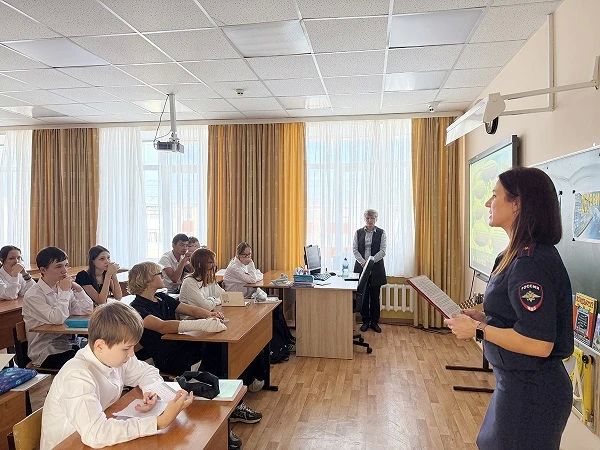 Общественники и полицейские в Белоярском в День Интернета напоминают детям о цифровой безопасности Общественники и полицейские в Белоярском в День Интернета напоминают детям о цифровой безопасности