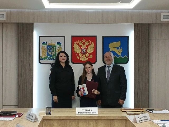 В Лангепасе юным жителям торжественно вручили первые паспорта В Лангепасе юным жителям торжественно вручили первые паспорта