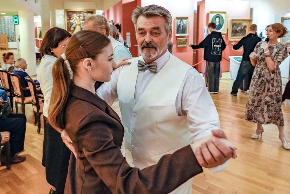 Они молоды душой. День России, День пожилого человека или День защиты детей, фестивали #За_танго и «Хоровод единства» – какой праздник в столице Югры ни возьми, везде работают они – наши жизнерадостные и энергичные... Они молоды душой. День России, День пожилого человека или День защиты детей, фестивали #За_танго и «Хоровод единства» – какой праздник в столице Югры ни возьми, везде работают они – наши жизнерадостные и энергичные...