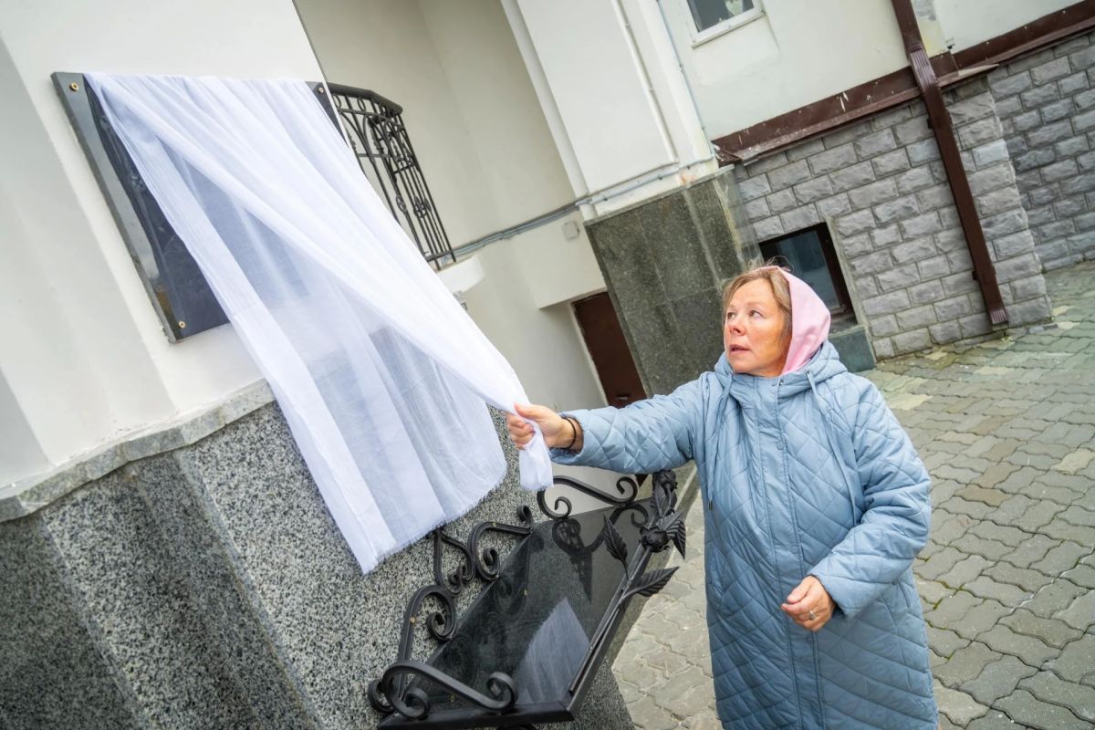 В Ханты-Мансийске увековечили память о Герое В Ханты-Мансийске увековечили память о Герое