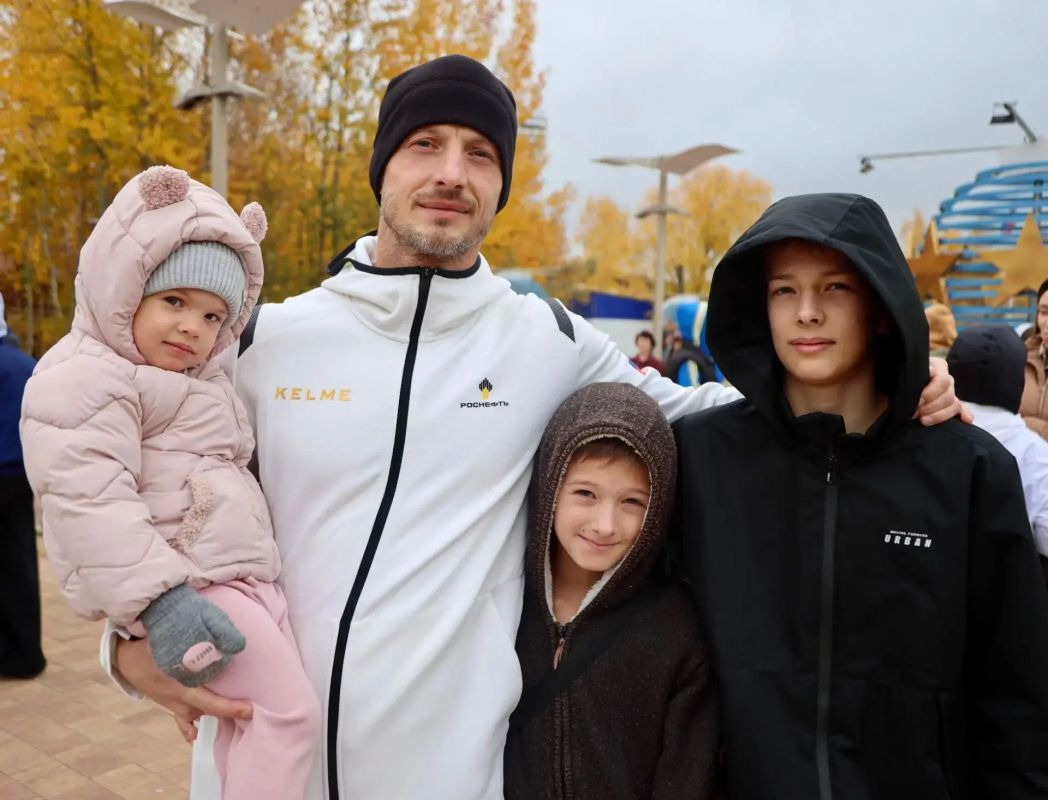 Дмитрий Кощенко: Ещё одно яркое спортивное событие субботы состоялось в Сквере спортивной славы Нижневартовска Дмитрий Кощенко: Ещё одно яркое спортивное событие субботы состоялось в Сквере спортивной славы Нижневартовска