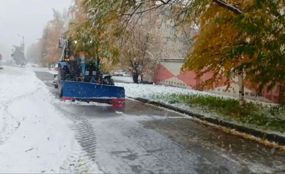 Городские службы Нижневартовска проводят очистку ливнеприемников и тротуаров от осадков Городские службы Нижневартовска проводят очистку ливнеприемников и тротуаров от осадков