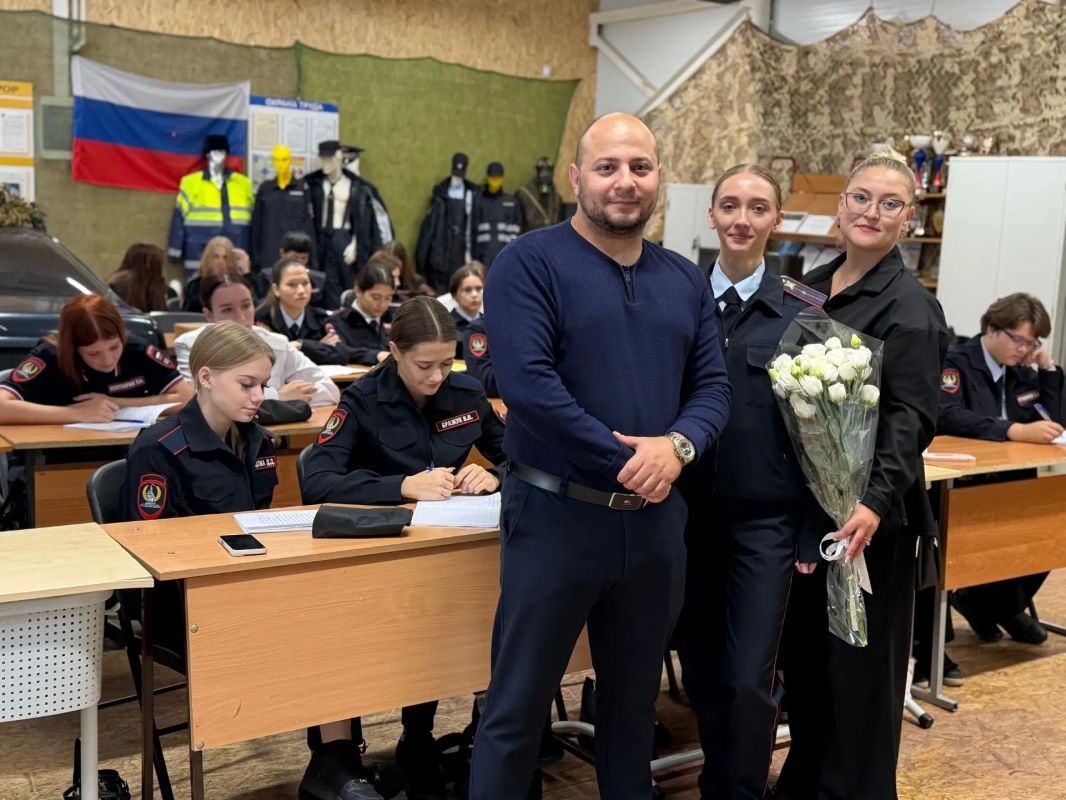 #ДеньУчителя. В День учителя Полиция Югры выражает искреннюю благодарность педагогам, которые закладывают фундамент профессионального пути будущих сотрудников органов внутренних дел Особая история – о сотруднице... #ДеньУчителя. В День учителя Полиция Югры выражает искреннюю благодарность педагогам, которые закладывают фундамент профессионального пути будущих сотрудников органов внутренних дел Особая история – о сотруднице...