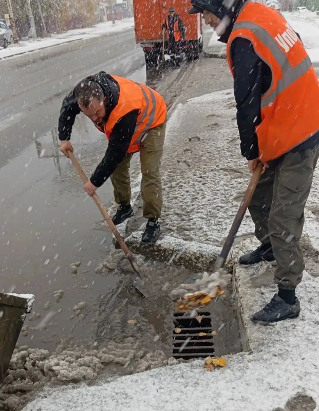 Городские службы Нижневартовска проводят очистку ливнеприемников и тротуаров от осадков Городские службы Нижневартовска проводят очистку ливнеприемников и тротуаров от осадков