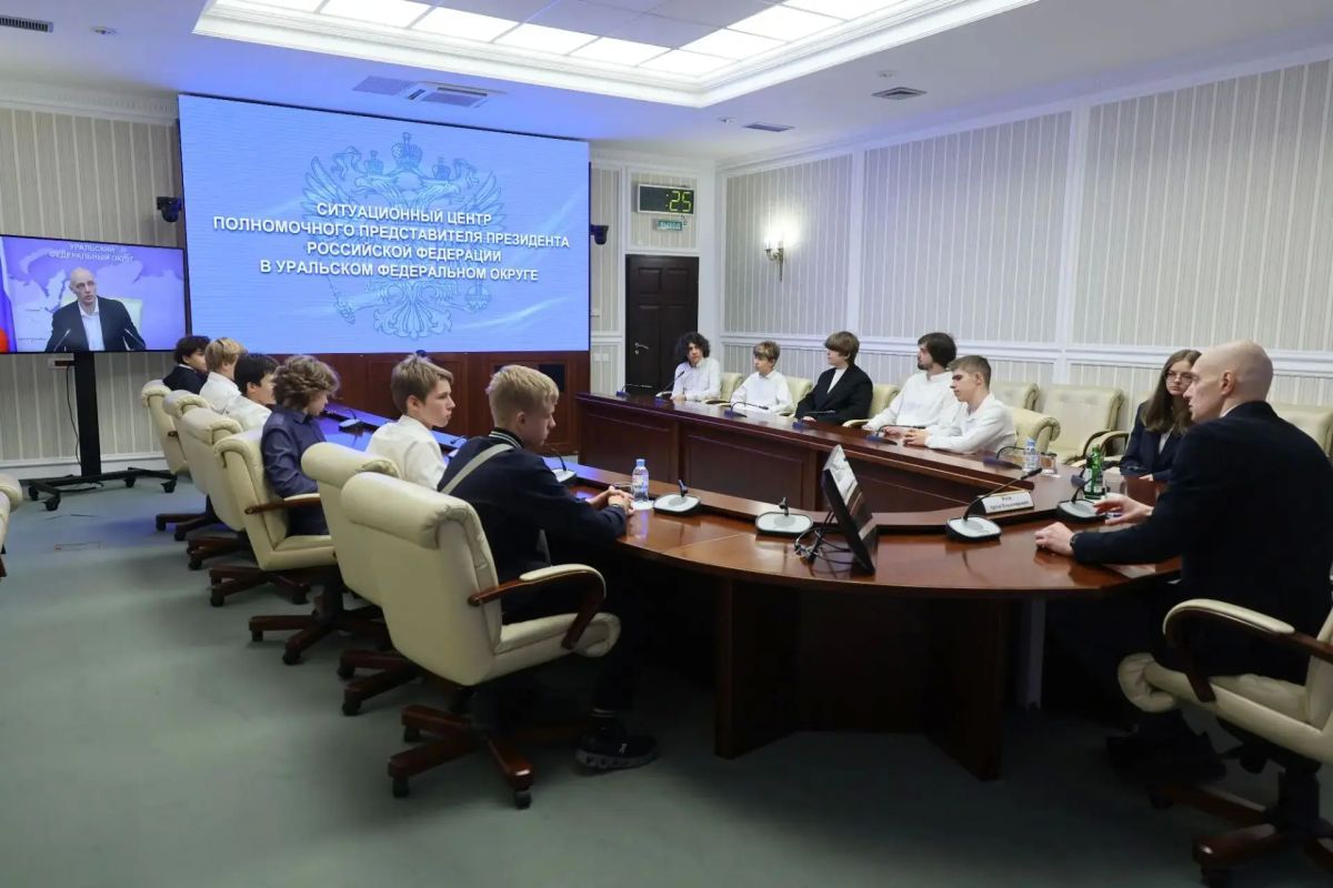 Артём Жога: Провели в уральском полпредстве профориентационную встречу со школьниками Артём Жога: Провели в уральском полпредстве профориентационную встречу со школьниками