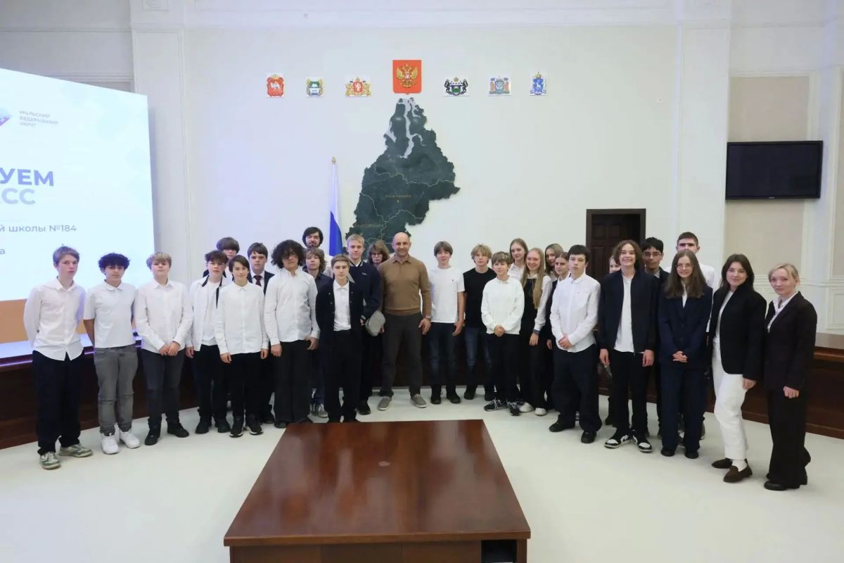 Артём Жога: Провели в уральском полпредстве профориентационную встречу со школьниками Артём Жога: Провели в уральском полпредстве профориентационную встречу со школьниками