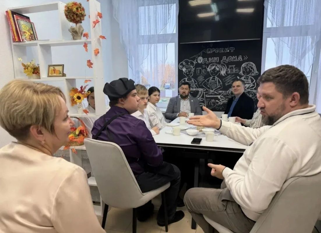 «Здесь чувствуется особая атмосфера»: гости из Москвы познакомились с жизнью обучающихся с нарушениями слуха, проживающих в КОУ "Излучинская школа-интернат" «Здесь чувствуется особая атмосфера»: гости из Москвы познакомились с жизнью обучающихся с нарушениями слуха, проживающих в КОУ "Излучинская школа-интернат"