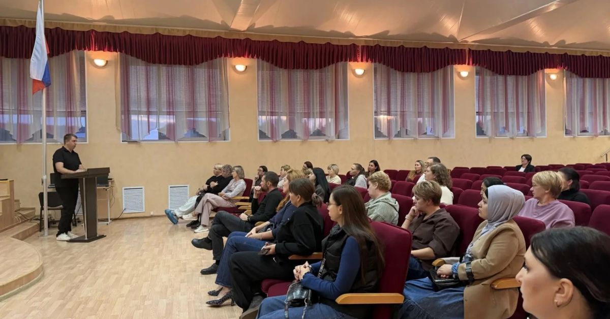 В школах Югры в очном и онлайн-форматах прошли профориентационные собрания родителей учащихся 6–11 классов из разных муниципалитетов автономного округа В школах Югры в очном и онлайн-форматах прошли профориентационные собрания родителей учащихся 6–11 классов из разных муниципалитетов автономного округа