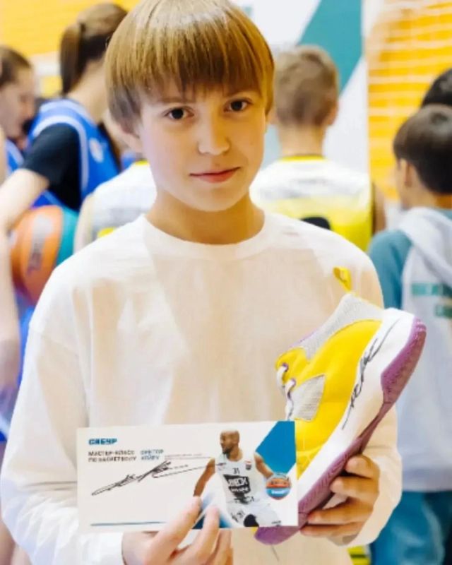 Большой баскетбол — ближе, чем кажется! В Нижневартовске юные спортсмены встретились на одной площадке с настоящей звездой российского баскетбола — Виктором Кейру Большой баскетбол — ближе, чем кажется! В Нижневартовске юные спортсмены встретились на одной площадке с настоящей звездой российского баскетбола — Виктором Кейру