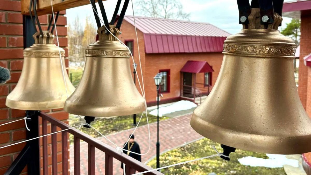 В посёлке Аган состоялось торжественное освящение колоколов и первое оглашение звонницы строящегося Храма-часовни в честь святителя Филофея Лещинского