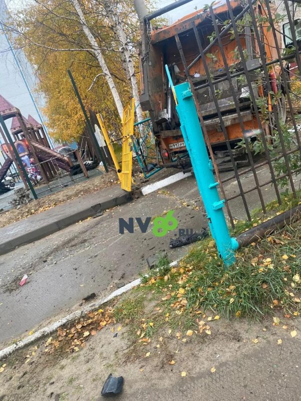 В Нижневартовске мусоровоз вылетел с дороги на территорию детского сада В Нижневартовске мусоровоз вылетел с дороги на территорию детского сада