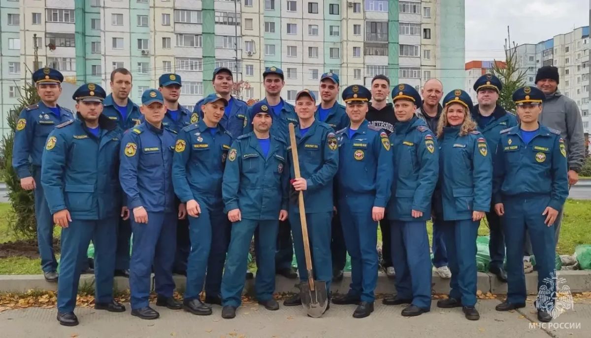 Сотрудники МЧС Югры приняли участие в городском субботнике