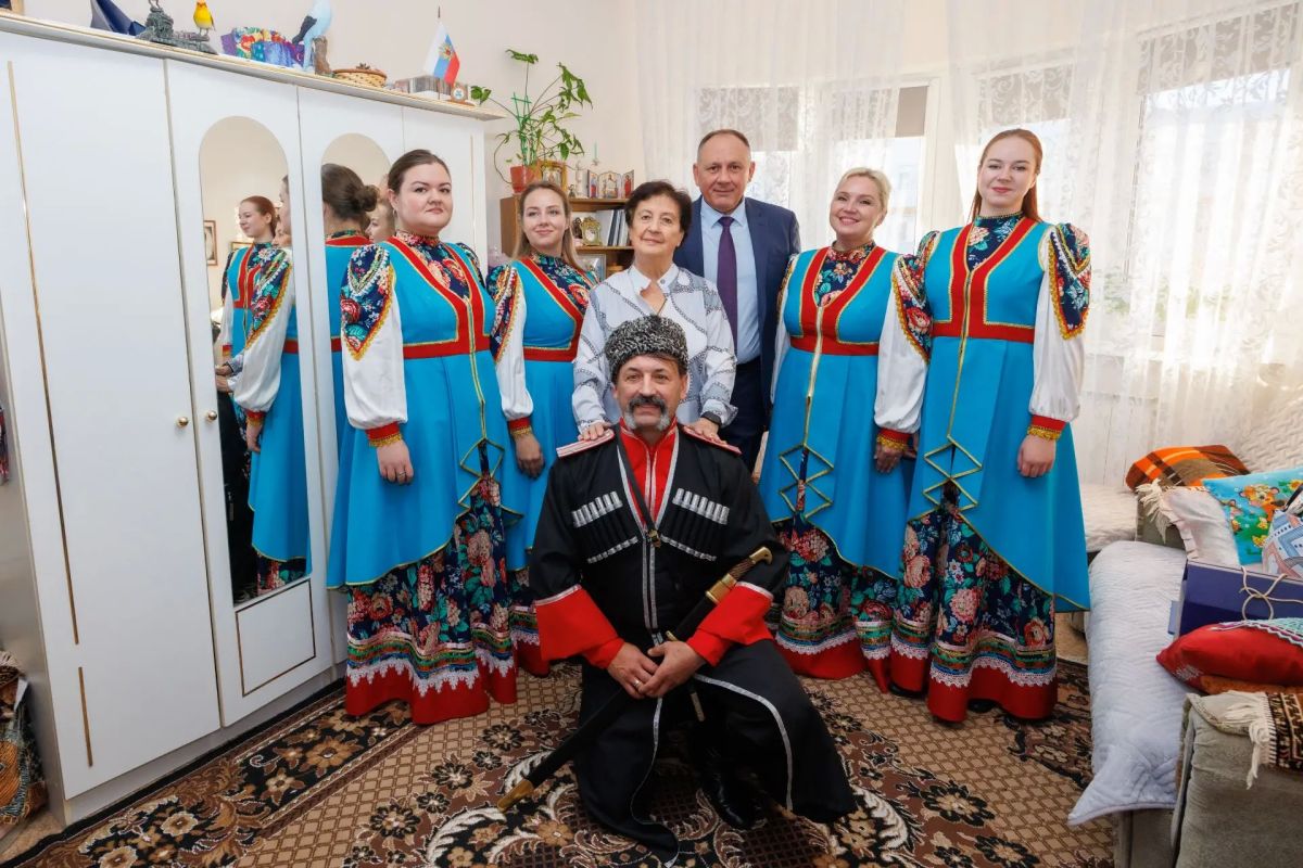 Максим Ряшин: Вместе с юнармейцами поздравил Ларису Трофимовну Шаповалову с 85-летним юбилеем! Максим Ряшин: Вместе с юнармейцами поздравил Ларису Трофимовну Шаповалову с 85-летним юбилеем!