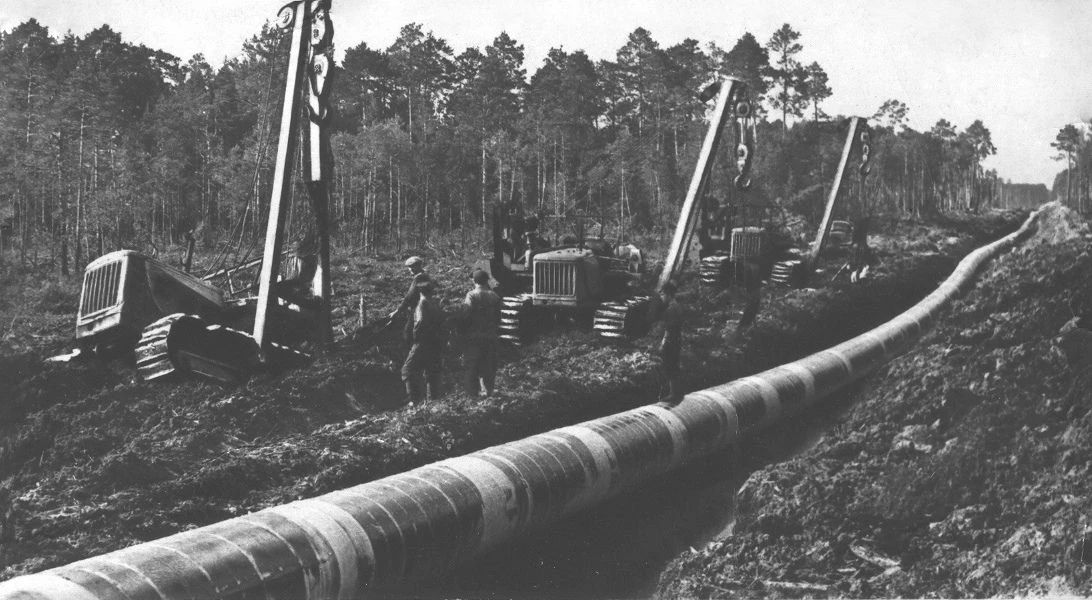 День в истории – 65 лет назад, 15 октября 1961 года, мощный фонтан нефти из скважины Р-62 возвестил об открытии Усть-Балыкского месторождения День в истории – 65 лет назад, 15 октября 1961 года, мощный фонтан нефти из скважины Р-62 возвестил об открытии Усть-Балыкского месторождения
