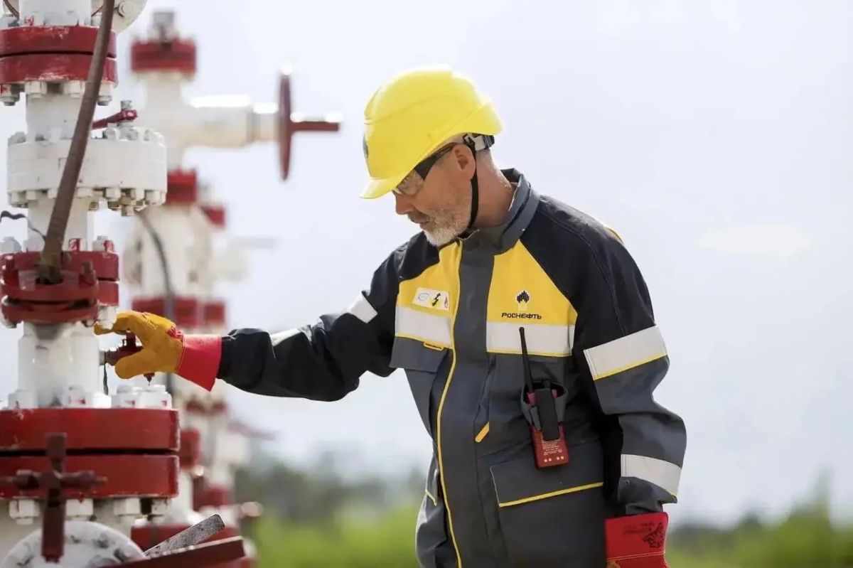 Губернатор Югры Руслан Кухарук поздравил коллектив «РНЮганскнефтегаза» с 65-летием открытия Усть-Балыкского месторождения Губернатор Югры Руслан Кухарук поздравил коллектив «РНЮганскнефтегаза» с 65-летием открытия Усть-Балыкского месторождения
