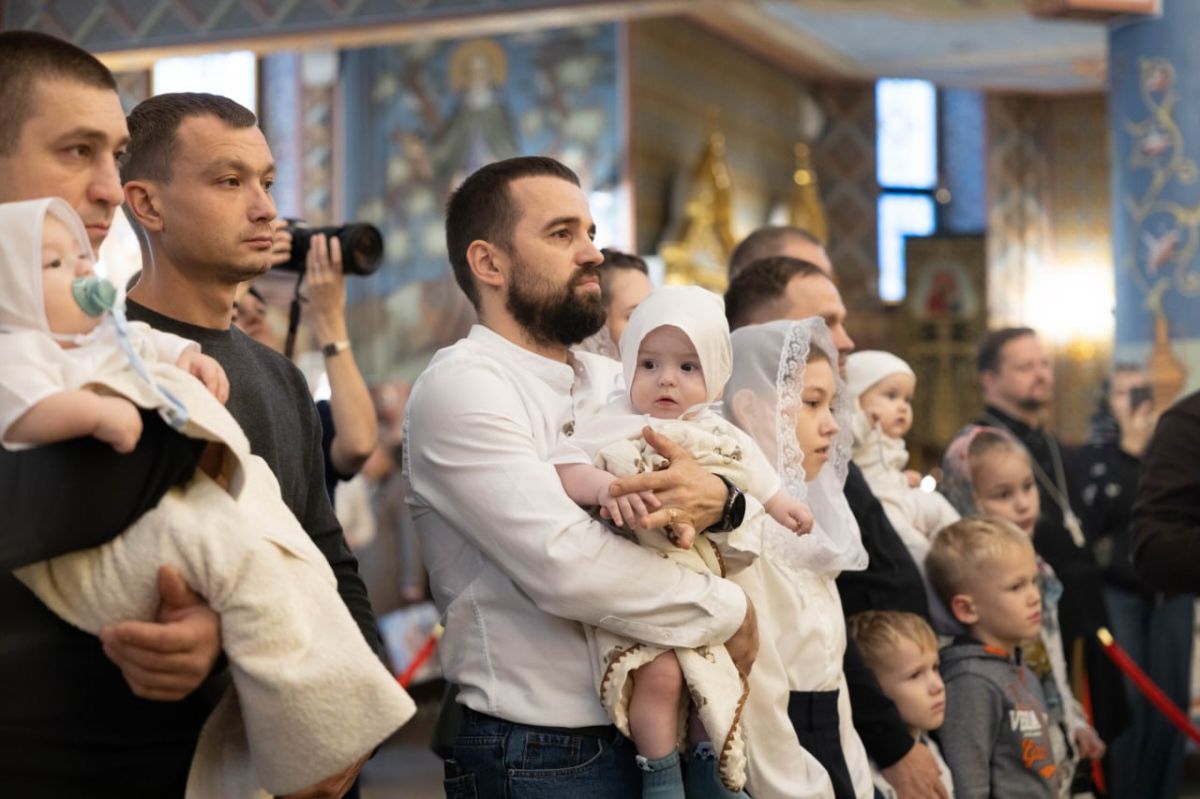 Митрополит Павел лично крестил девятерых малышей из многодетных семей в Сургуте Митрополит Павел лично крестил девятерых малышей из многодетных семей в Сургуте