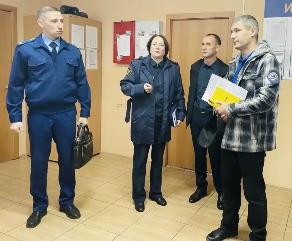Прокурор по надзору за соблюдением законов в исправительных учреждениях Сергей Литвинцев совместно с представителями Общественной наблюдательной комиссии в ХМАО-Югре провел выездную проверку в исправительный центр при ИК-11 Прокурор по надзору за соблюдением законов в исправительных учреждениях Сергей Литвинцев совместно с представителями Общественной наблюдательной комиссии в ХМАО-Югре провел выездную проверку в исправительный центр при ИК-11