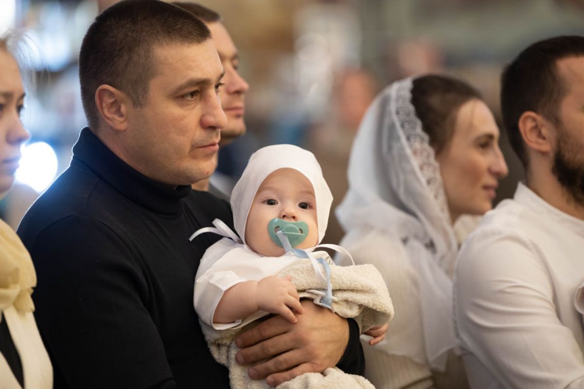 Митрополит Павел лично крестил девятерых малышей из многодетных семей в Сургуте Митрополит Павел лично крестил девятерых малышей из многодетных семей в Сургуте