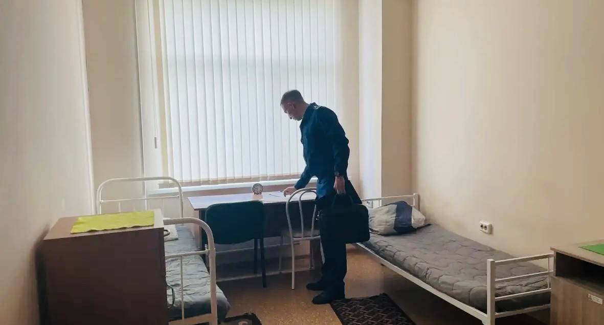 Прокурор по надзору за соблюдением законов в исправительных учреждениях Сергей Литвинцев совместно с представителями Общественной наблюдательной комиссии в ХМАО-Югре провел выездную проверку в исправительный центр при ИК-11 Прокурор по надзору за соблюдением законов в исправительных учреждениях Сергей Литвинцев совместно с представителями Общественной наблюдательной комиссии в ХМАО-Югре провел выездную проверку в исправительный центр при ИК-11