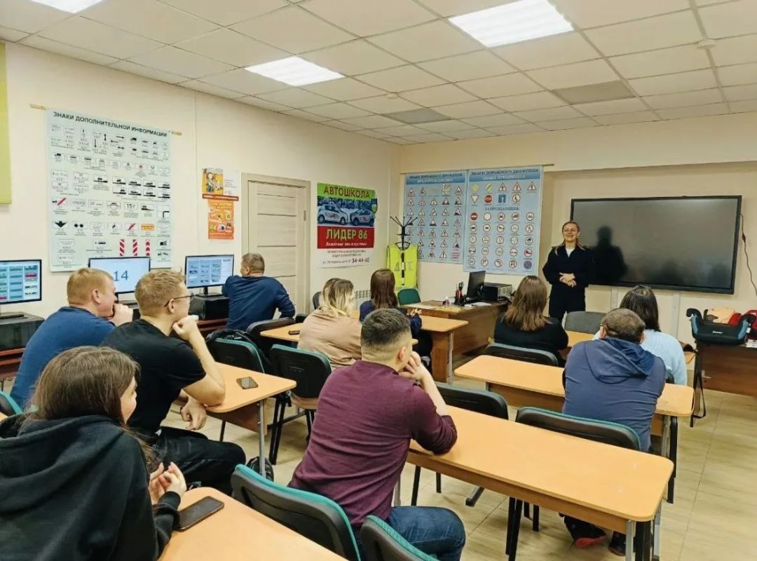 На территории Югры госавтоинспекторы активно проводят профилактические мероприятия в автошколах