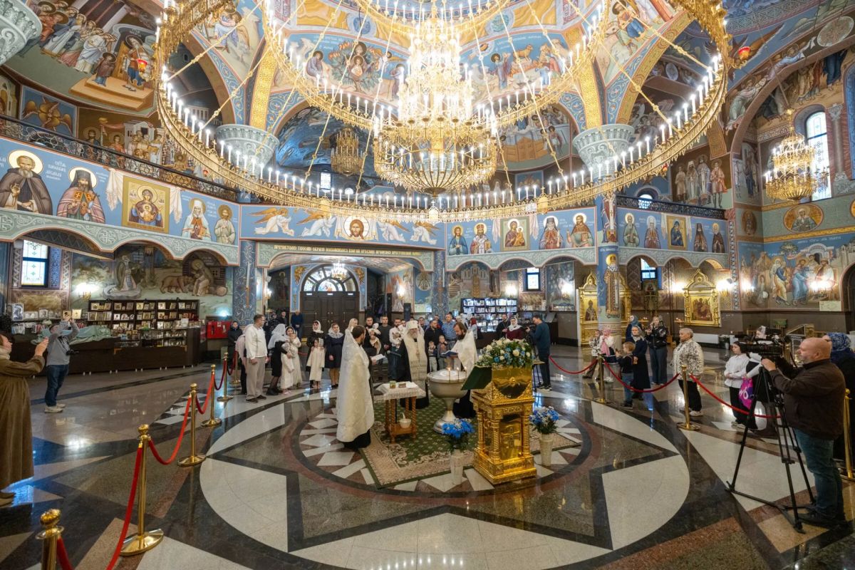В Свято-Троицком кафедральном соборе Сургута в этот день было по-особенному тихо и светло В Свято-Троицком кафедральном соборе Сургута в этот день было по-особенному тихо и светло