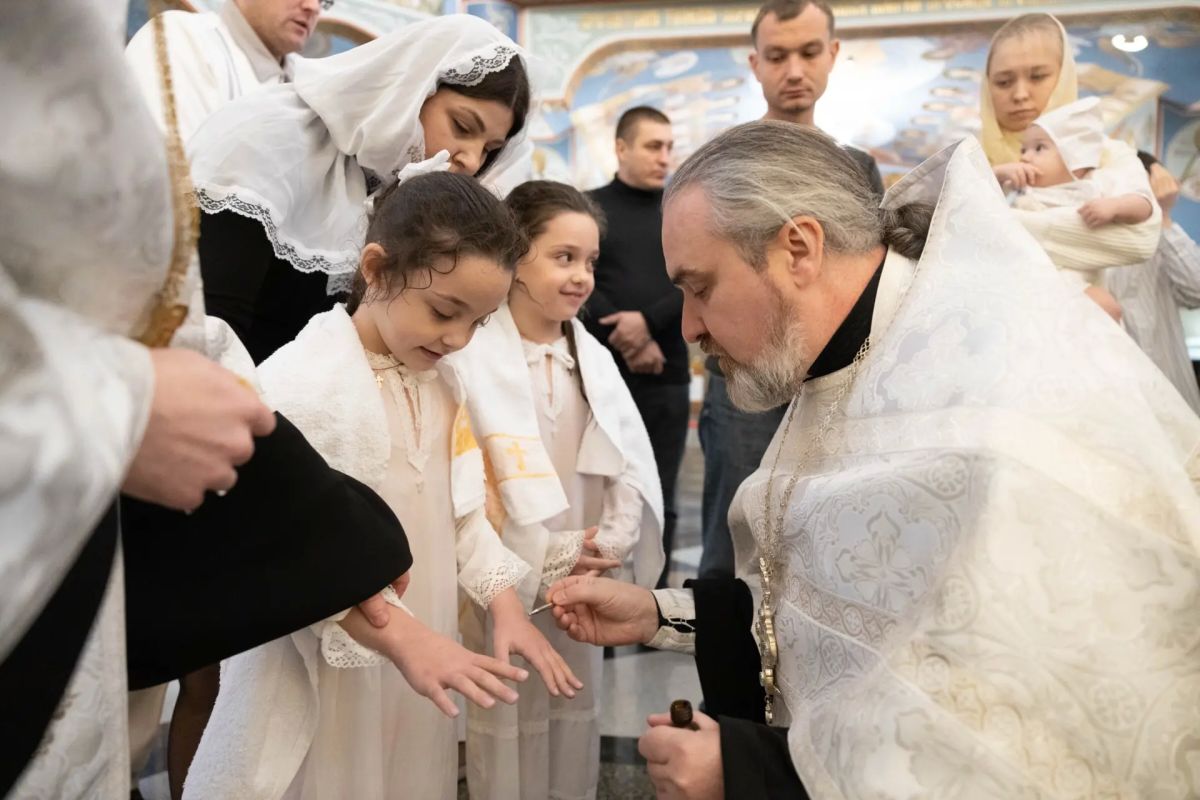 В Свято-Троицком кафедральном соборе Сургута в этот день было по-особенному тихо и светло