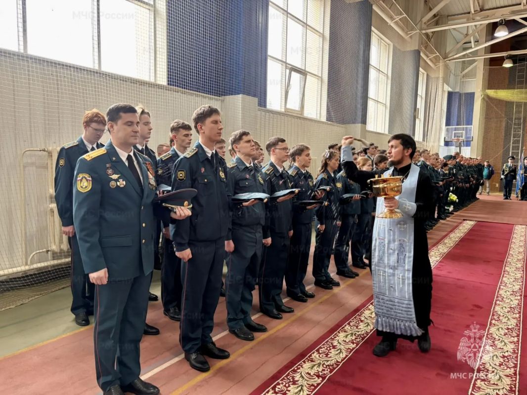 В Сургуте кадеты пожарно-спасательного профиля приняли присягу В Сургуте кадеты пожарно-спасательного профиля приняли присягу
