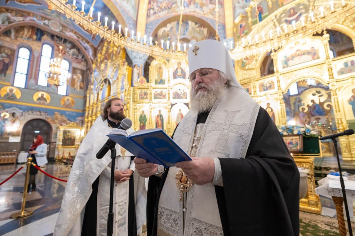 Митрополит Павел лично крестил девятерых малышей из многодетных семей в Сургуте Митрополит Павел лично крестил девятерых малышей из многодетных семей в Сургуте