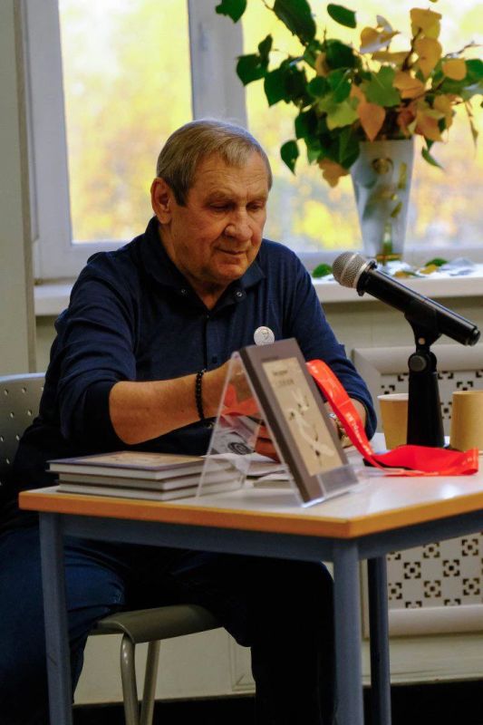 К юбилею поэта Николая Рубцова журналист из Сургута выпустил книгу его стихов на китайском и русском языках К юбилею поэта Николая Рубцова журналист из Сургута выпустил книгу его стихов на китайском и русском языках