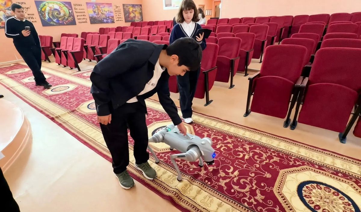 Как робособака ориентируется в пространстве, выполняет команды и помогает на производстве? Ученики школы № 12 узнали об этом на занятии «Россия — мои горизонты»