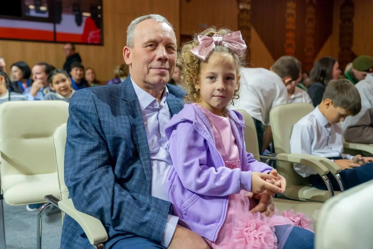 Медали «Родительская слава», «Материнская слава» и «Отцовская слава» получили многодетные югорчане