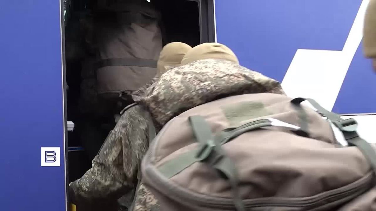 Первые кадры вернувшихся из украинского плена военнослужащих