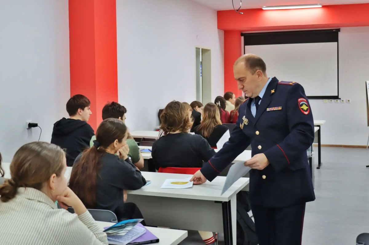 В Ханты-Мансийске будущим юристам рассказали о службе в органах внутренних дел В Ханты-Мансийске будущим юристам рассказали о службе в органах внутренних дел