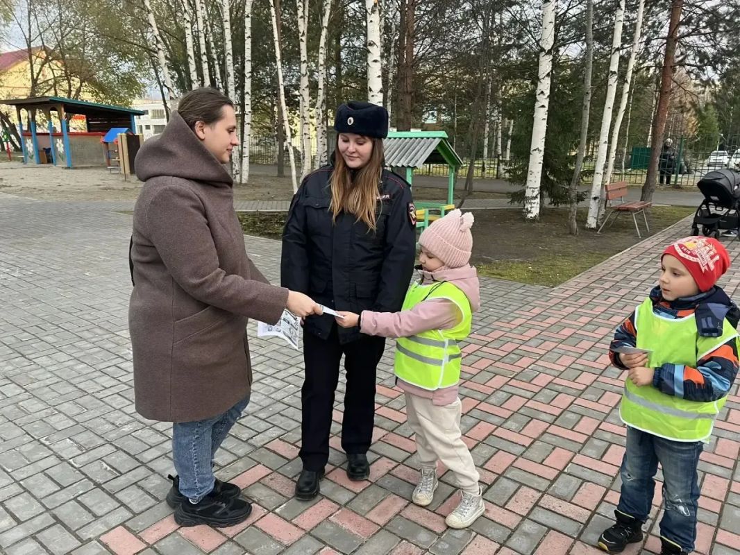 В Югре сотрудники Госавтоинспекции совместно с волонтёрами-медиками провели профилактическое мероприятие в детской поликлинике В Югре сотрудники Госавтоинспекции совместно с волонтёрами-медиками провели профилактическое мероприятие в детской поликлинике