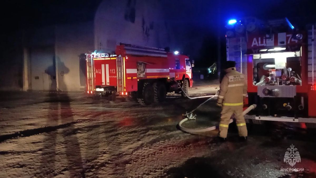 Пожарные МЧС России ликвидировали открытое горение в ангаре в Когалыме Пожарные МЧС России ликвидировали открытое горение в ангаре в Когалыме