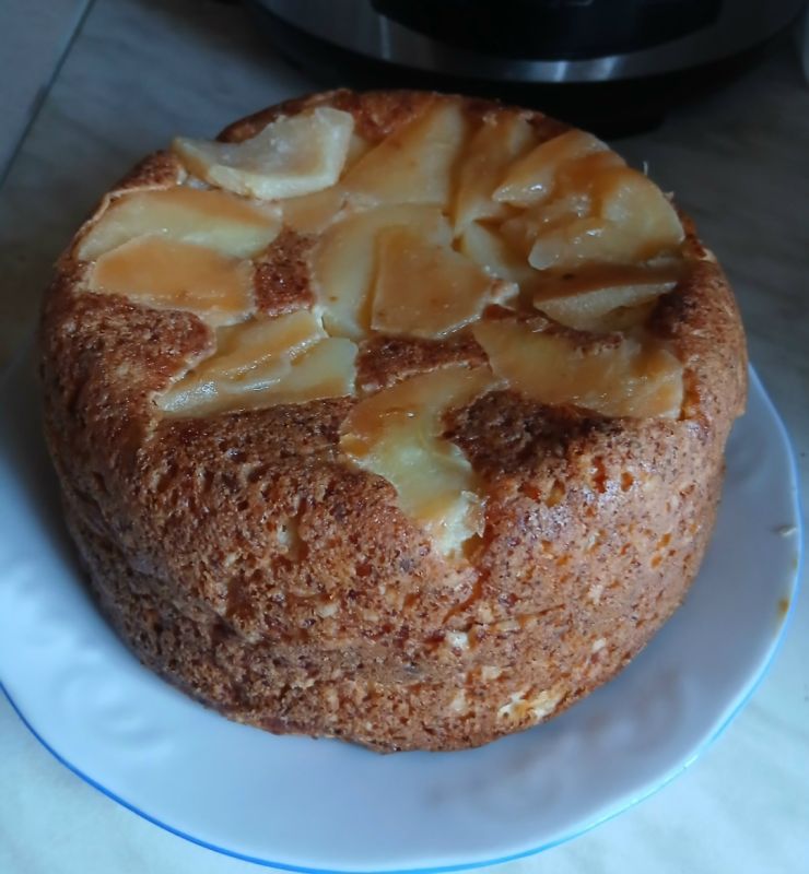 Творожная шарлотка с яблоками: простой рецепт нежной запеканки