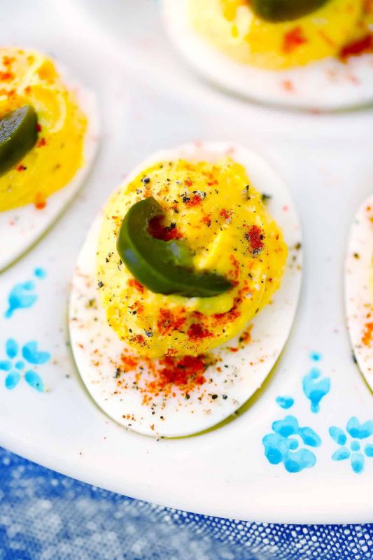Яркие яйца с халапеньо: неожиданный вкус для вашей закуски
