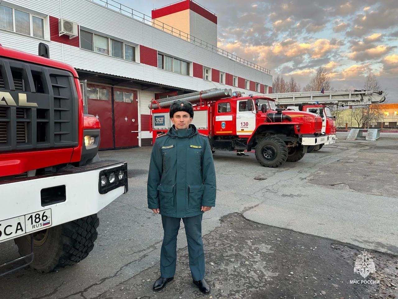В 4 пожарно-спасательном отряде проводили на заслуженный отдых капитана внутренней службы Виктора Дружинина