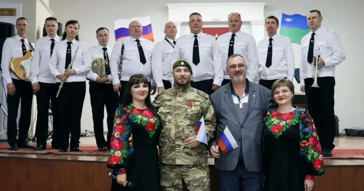 В преддверии Дня народного единства коллектив Культурного центра УМВД России по ХМАО – Югре присоединяется к флешмобу МВД России #ОдноЦелое В преддверии Дня народного единства коллектив Культурного центра УМВД России по ХМАО – Югре присоединяется к флешмобу МВД России #ОдноЦелое