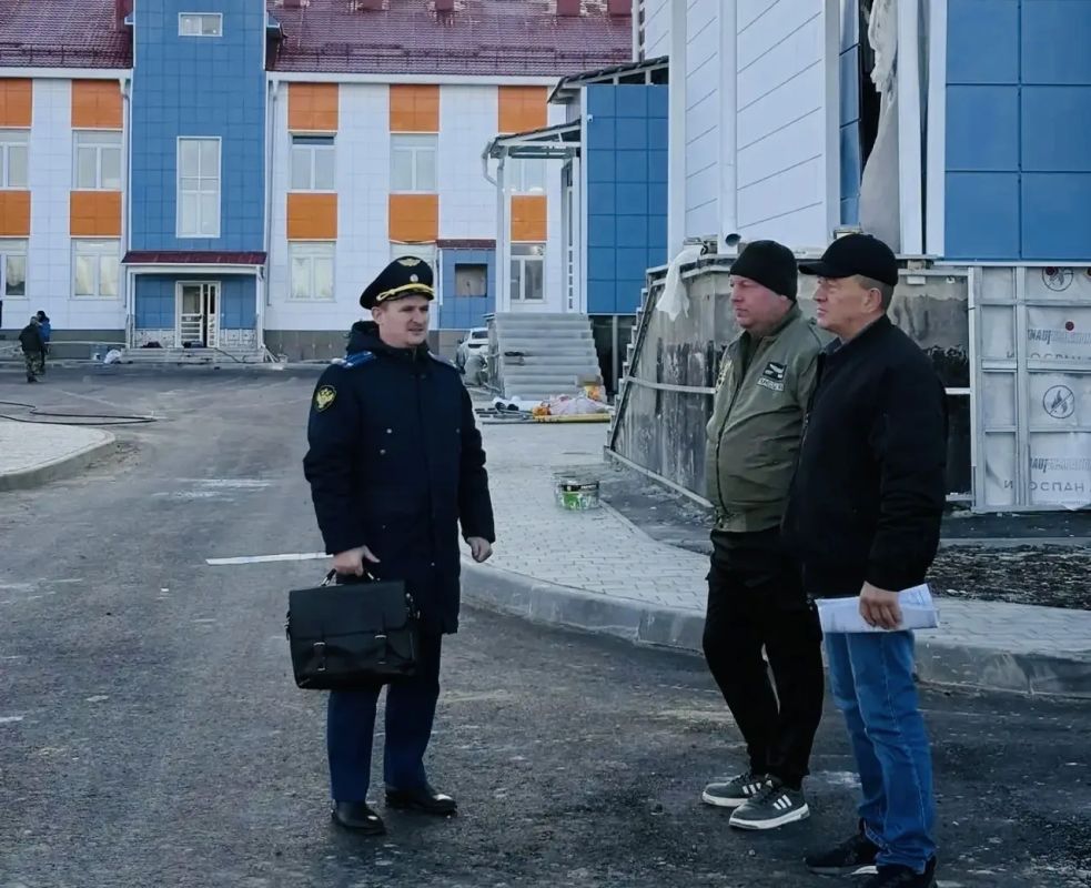 Прокурор Октябрьского района проинспектировал объекты незавершенного строительства в поселке Приобье Прокурор Октябрьского района проинспектировал объекты незавершенного строительства в поселке Приобье